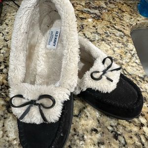 Old Navy bedroom shoes. Size 6?? Fits bigger
